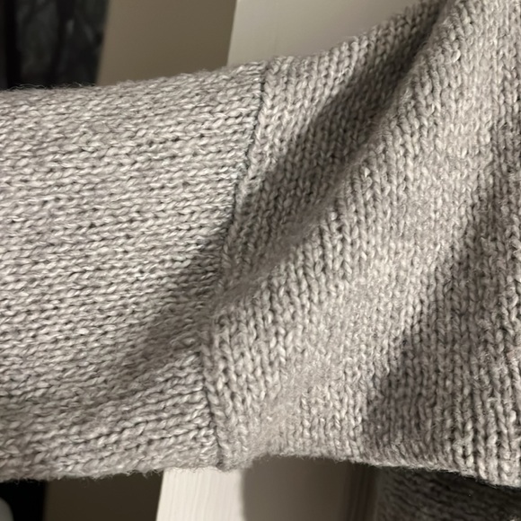 Jennifer Lopez sweater - Picture 7 of 7